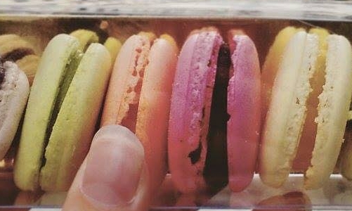 Utilizzando aquafaba si può preparare la versione vegan dei macarons.