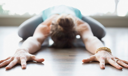 Chi pratica regolarmente yoga constata numerosi benefici a livello psico-fisico