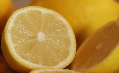 Bicarbonato: in aggiunta al limone è usato anche per preparare uno scrub naturale per viso e corpo.