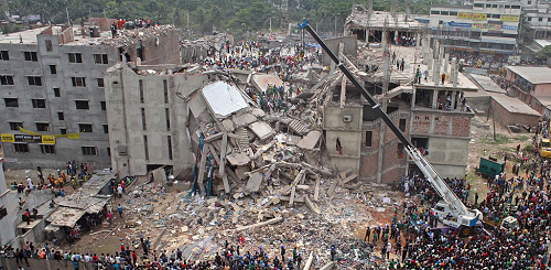 Una foto del Rana Plaza, dopo il crollo.