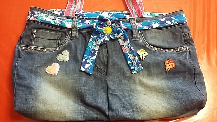 Da Jeans A Spiritosa Borsa Tutorial Per Un Esempio Di Riciclo Creativo Ehabitat It