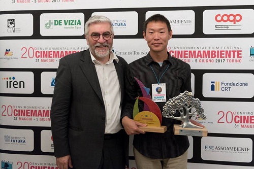 Il direttore del Festival Gaetano Capizzi insieme a Jiu-liang Wang, regista del documentario Plastic China, miglior documentario internazionale a CinemAmbiente 20