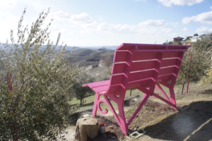 Panchina gigante rosa panorama Alba (CN)