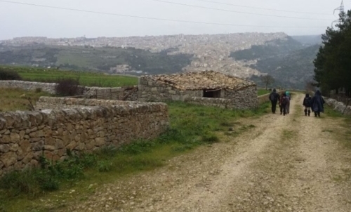 Cammino ibleo: il percorso ragusano procede da Ragusa verso la meta comune di Palazzolo Acreide. Fonte foto: pagina Fb "Sentieriblei" 