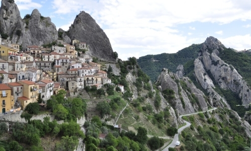 Percorso delle Sette Pietre: collega i comuni di Pietrapertosa e Castelmezzano attraverso un vecchio tratturo lungo 2 km.