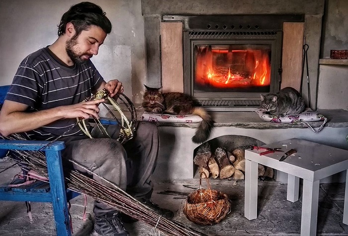 L'importanza della manualità è uno dei temi trattati nel libro e dei punti di forza della vita in montagna