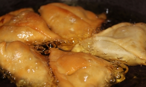 I samosa si possono preparare anche in casa per fare un viaggio culinario allinsegna dello street food indiano.