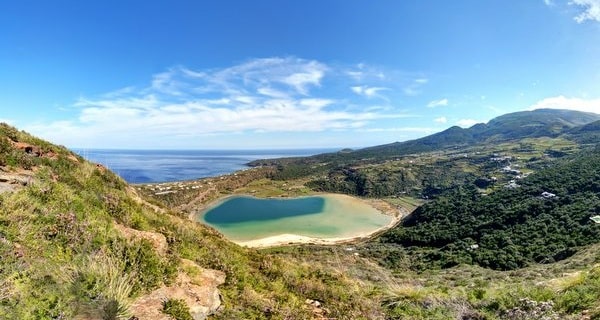 Il Lago Specchio di Venere è situato nella parte settentrionale dell'isola