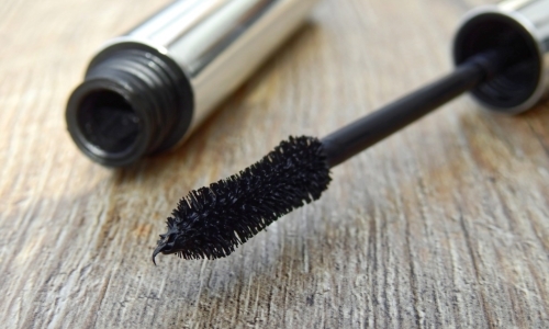 Le setole degli spazzolini del mascara imitano le cure normalmente offerte ai cuccioli.