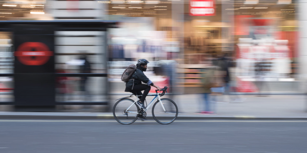 Ciclista urbano zero emissioni