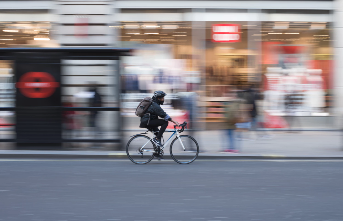 Ciclista urbano zero emissioni