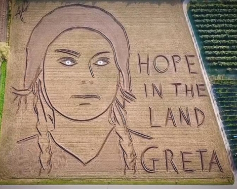 Ritratto di Greta Thunberg con trattore