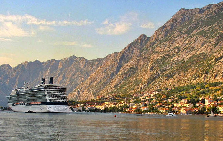 Sovra-Turismo Kotor_ferry_and_mountains foto di Tiia Monto Wikimedia Commons