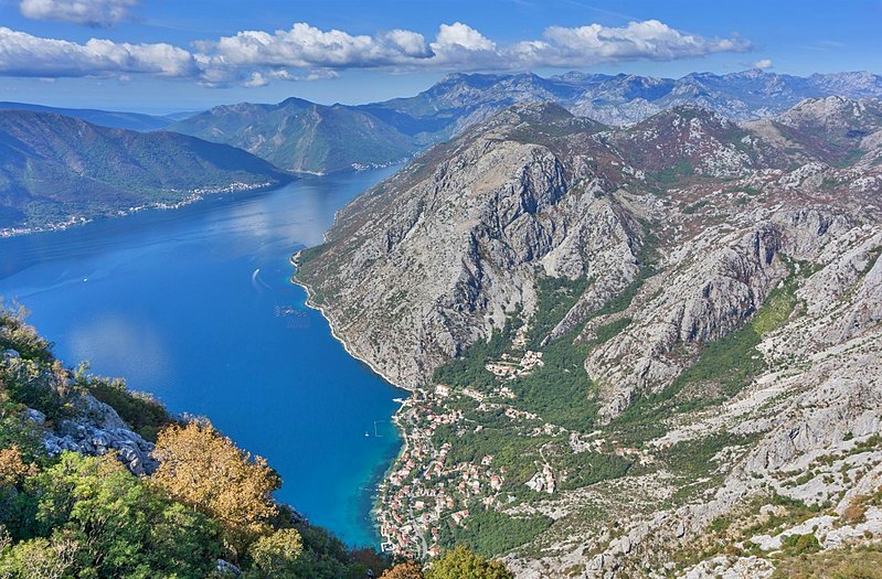 Sovra-Turismo La baia di Kotor foto Wikimedia