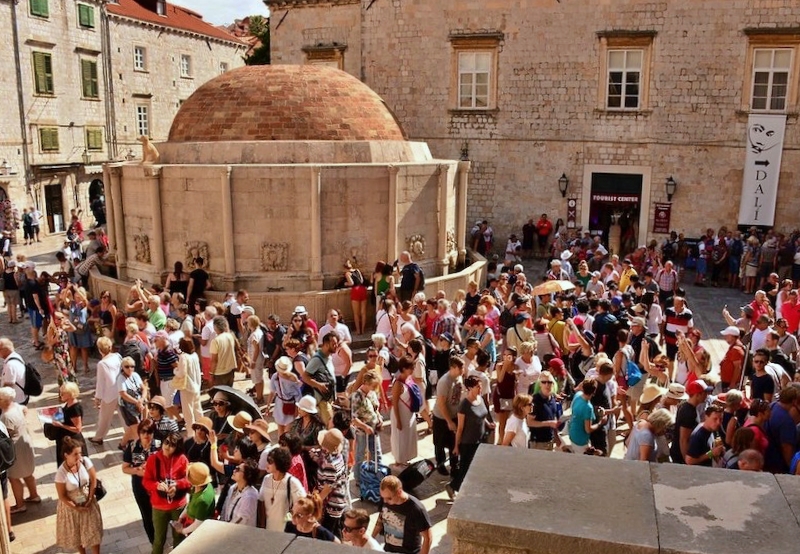 Sovra-Turismo Židovska fontana (Dubrovnik, Hrvatska 2018) foto di Paul Arps Flickr