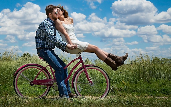 coppia in bicicletta