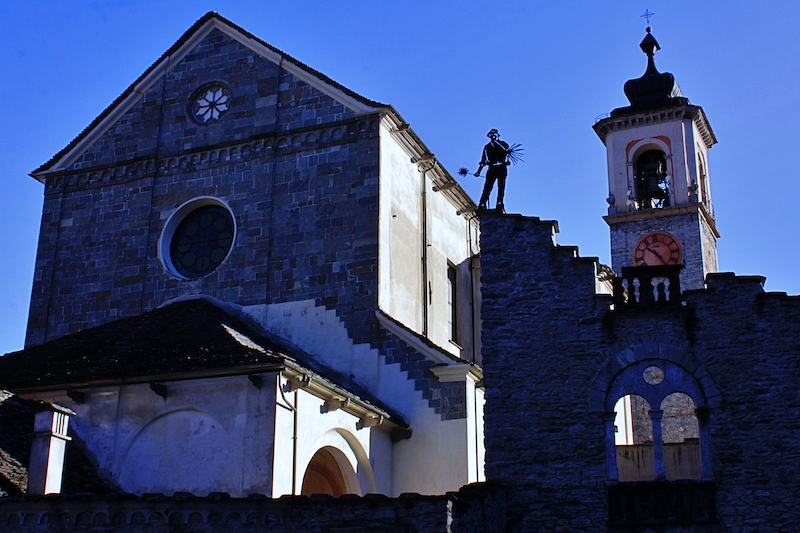 Edifici storici e monumento allo spazzacamino nel centro di Santa Maria Maggiore Ferrovia Vigezzina Centovalli