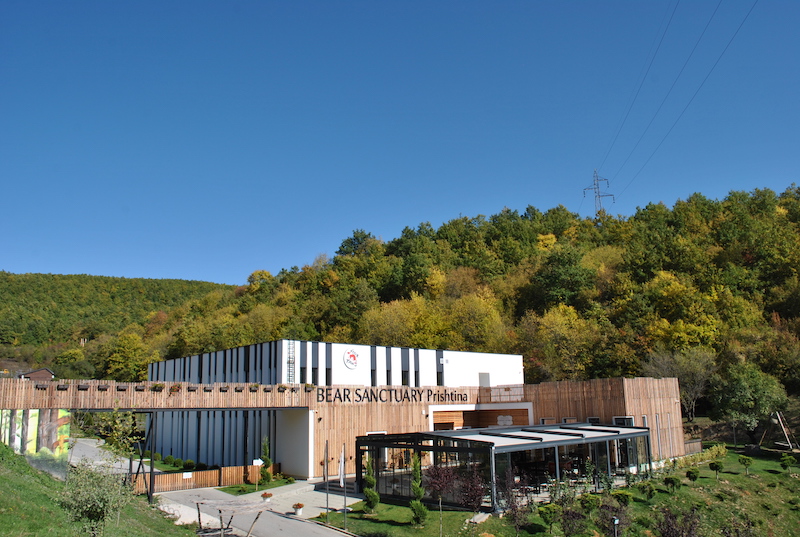 Le strutture del centro di educazione ambientale nel Santuario degli Orsi del Kosovo