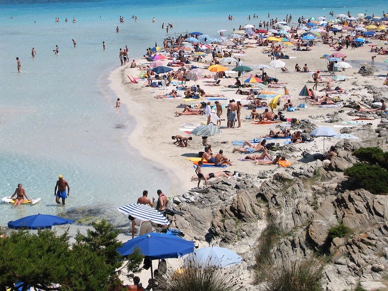 Sovraffollamento di turisti nella spiaggia della Pelosa a Stintino durante la stagione estiva (foto di Roberto Ferrari - Flickr)