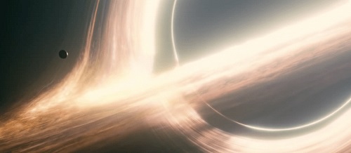 "Gargantua" ovvero il gigantesco buco nero teorizzato da Kip Thorne in cui sarebbe possibile, nel film, muoversi nello spazio-tempo.