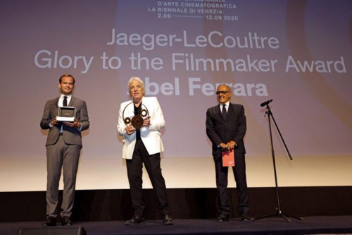 Abel Ferrara (al centro) durante l-a assegnazione, il 5 settebre del premio Jaeger-LeCoultre. Con lui sul palco il direttore della Mostra, Alberto Barbera (a sinsitra).