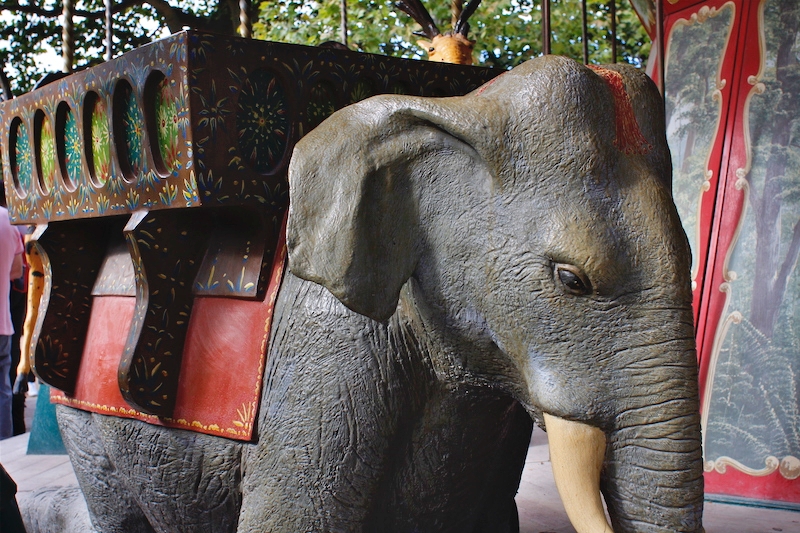 L'elefante, una delle specie a rischio presenti nella giostra Dodo Manège a Parigi