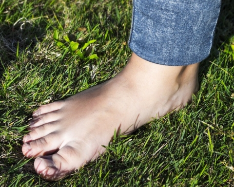 grounding piedi nudi natura