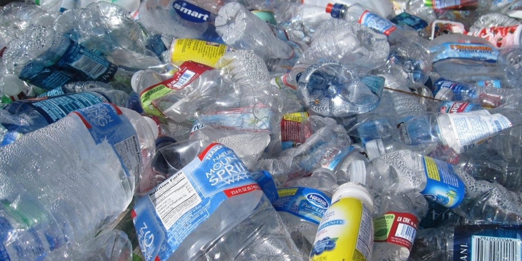 Spesso le bottiglie di plastica non vengono riciclate