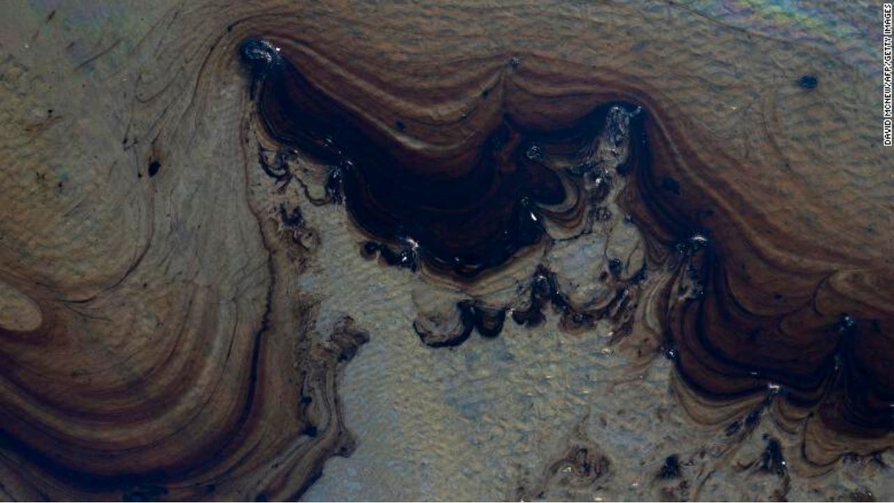 Foto aerea della fuoriuscita di petrolio