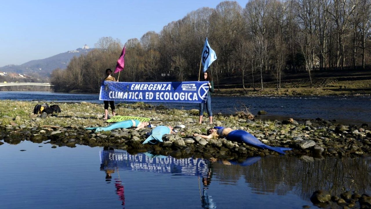 Attiviste di Extinction Rebellion vestite da sirene per denunciare la siccità dei fiumi