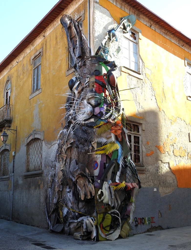 opera d'arte realizzata con materiali riciclati