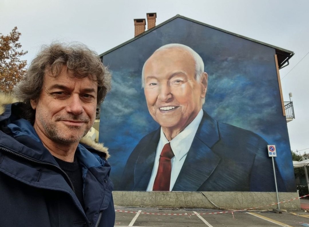 selfie di Alberto Angela con il murales di Piero Angela