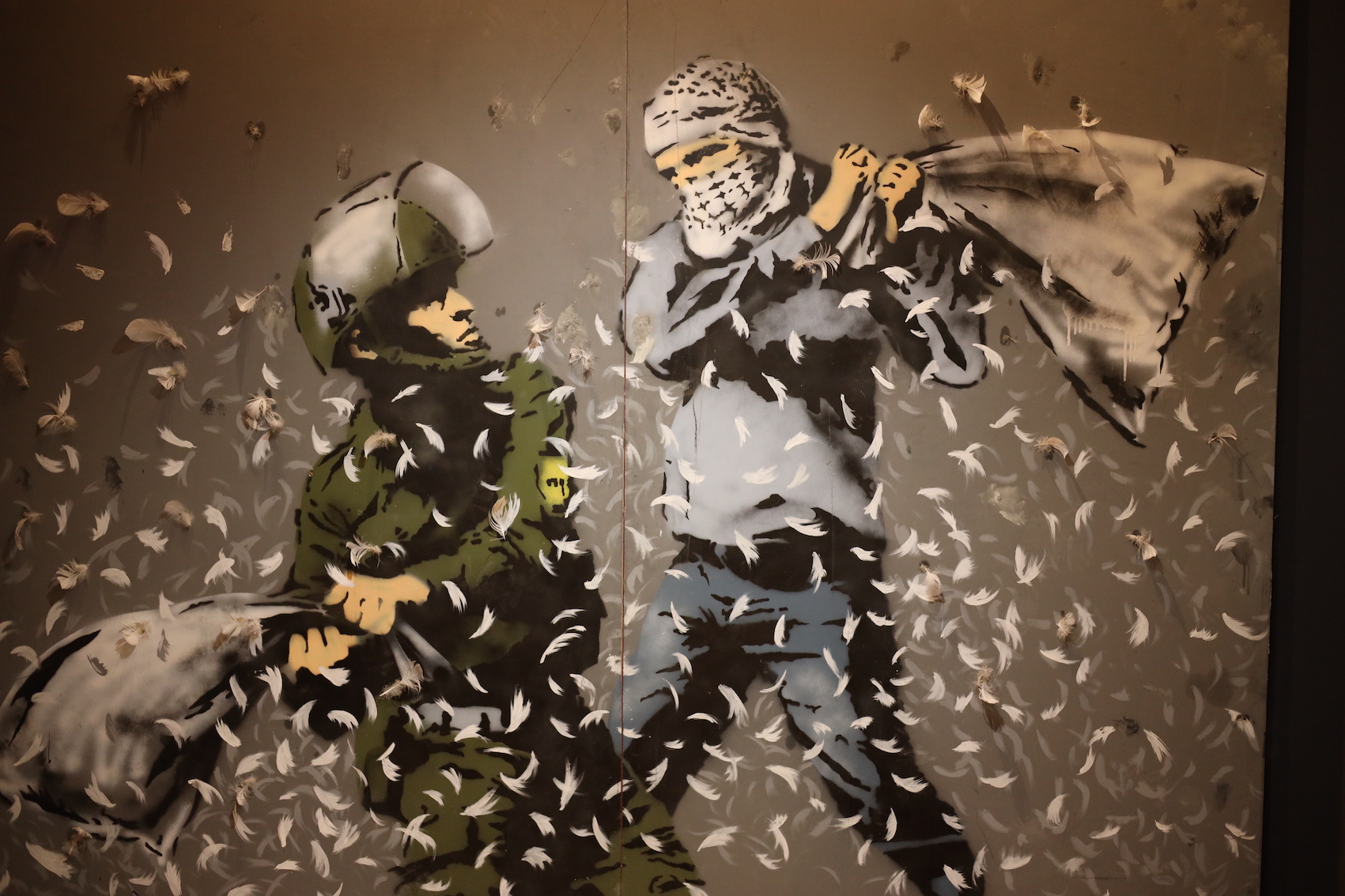 "Pillow Fight" - L'opera è stata dipinta nel 2017 all'interno della camera da letto (spesso chiamata "Banksy's Room") del The Walled Off Hotel, a Betlemme, in Cisgiordania.
