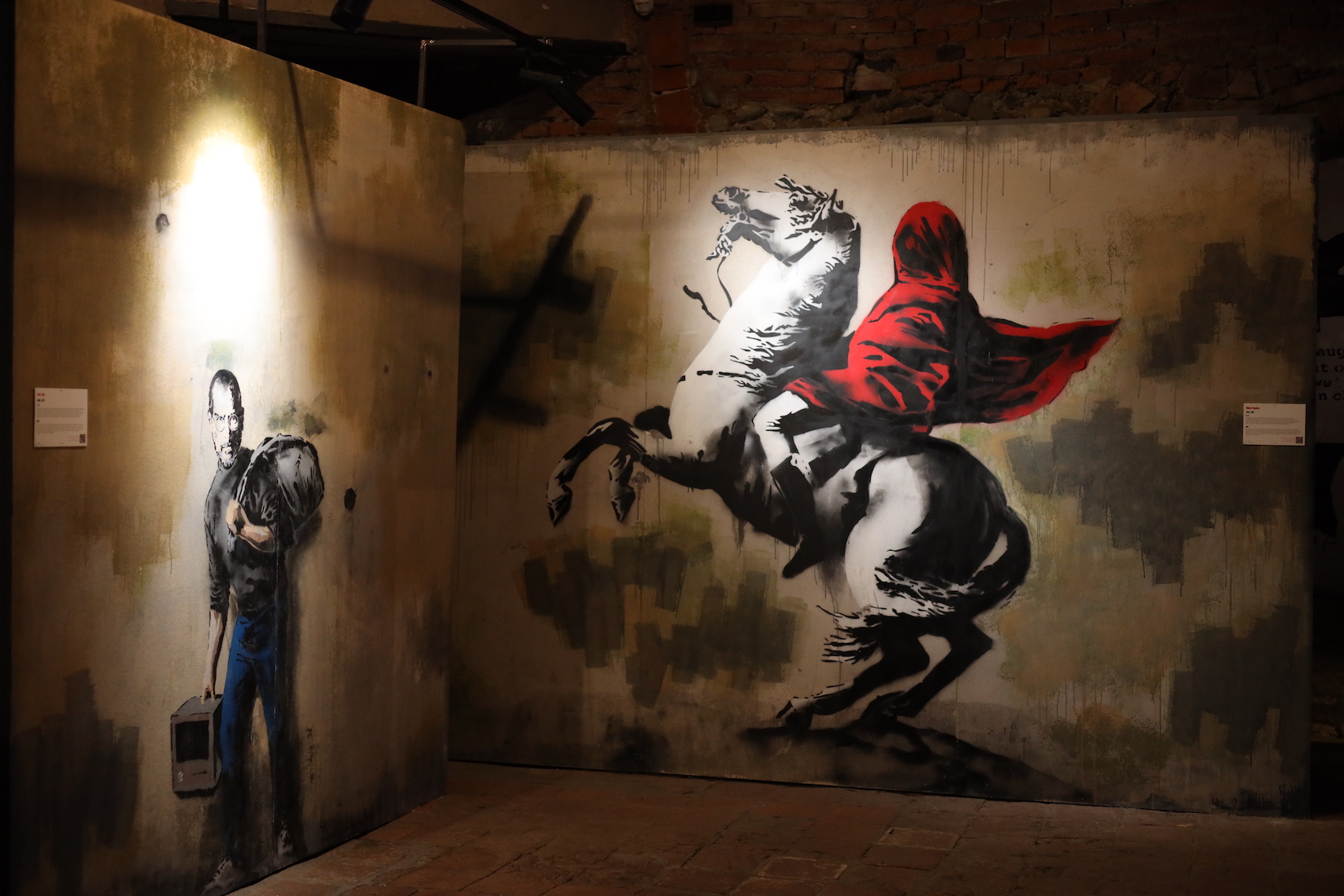 "Blinded Napoleon" (2018) Parigi e "The Son of a Migrant from Syria" (2015) Calais.
