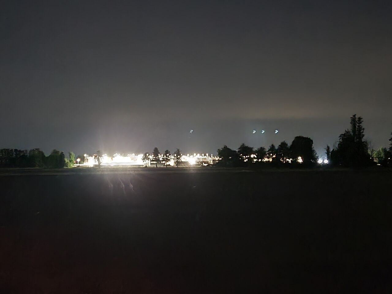 Emissioni luminose notturne di un data center visibili a una distanza di circa 800 metri - Fonte Wikipedia