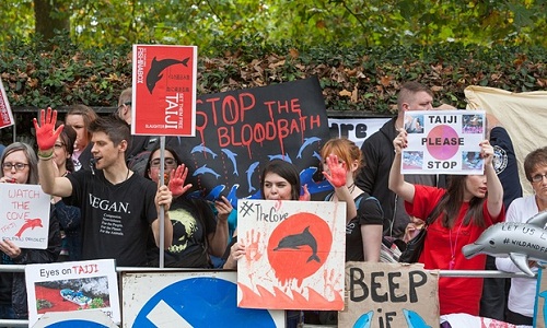 Le proteste londinesi contro gli orrori di Taiji