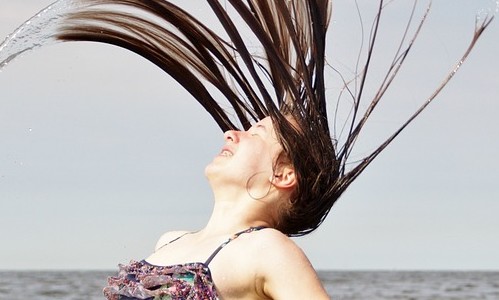 come proteggere i capelli dal sole