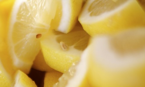 Una fetta di limone può alleviare il prurito provocato dalle punture di zanzare