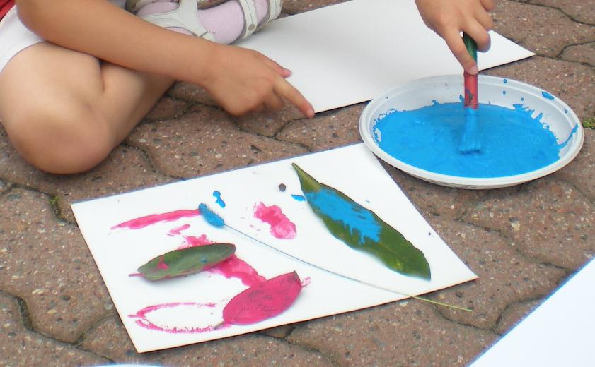 pittura su foglie attività per bambini