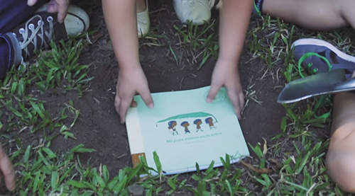 Bambini piantano un Tree Book Tree